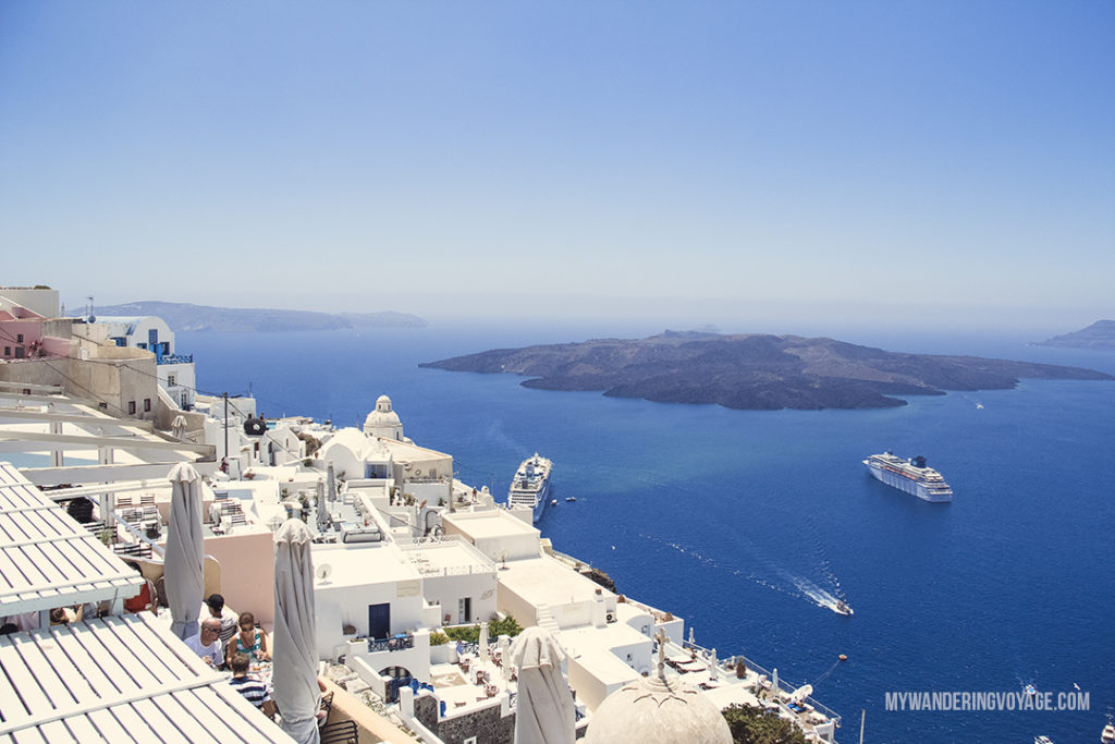 Searching for sunsets in Santorini, Greece | What’s not to love about Santorini, one of the most well-known islands in Greece. It’s got everything you’d want in a Greek holiday: sun, sand, shopping, sunsets and iconic white buildings. | My Wandering Voyage travel blog