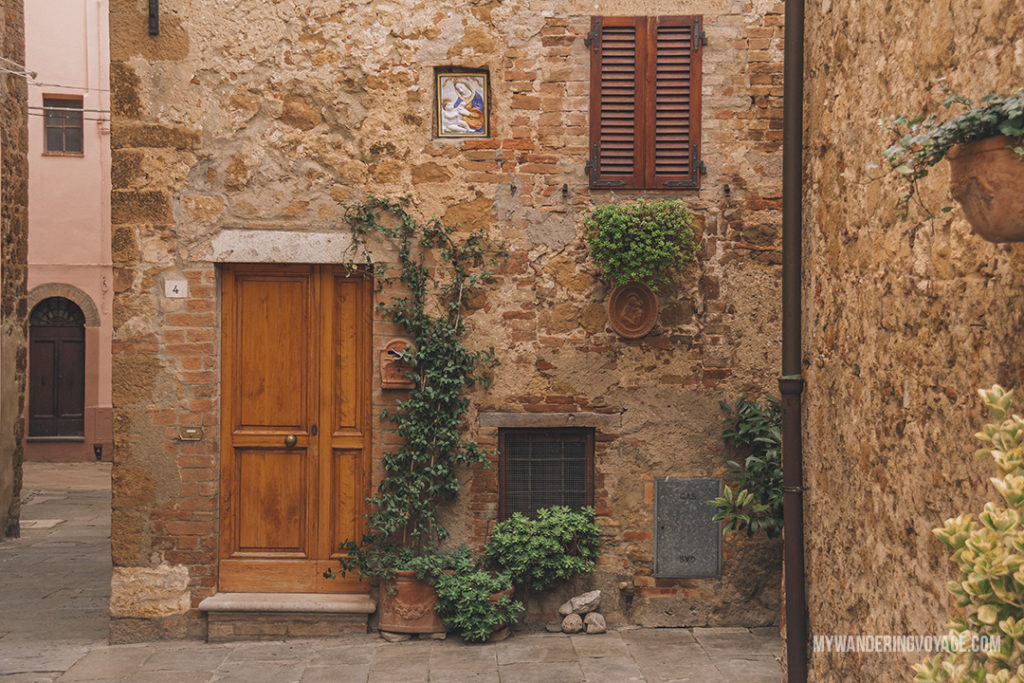 Pienza | Find the best Tuscan villages to visit from Rome in a day. Tuscany is known for its rolling hills, its vibrant cultural cities, its picturesque hilltop towns, and for the food and wine that people flock here for. | My Wandering Voyage #travel blog #Tuscany #Italy #Europe